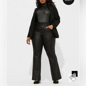 TORRID NWT: Studio Luxe Black Textured Pixie Flare Pants in 1X / 1T
